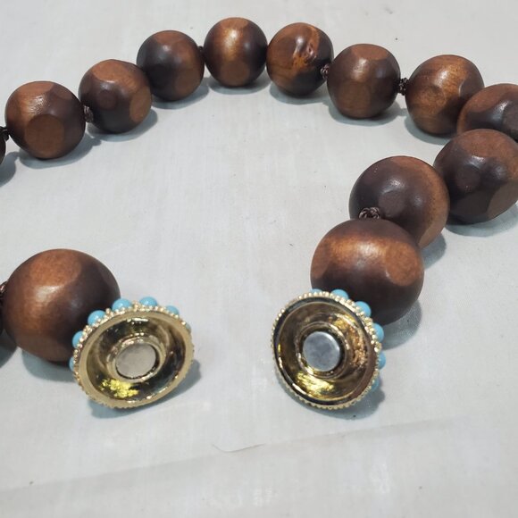 Bijou Wooden beaded necklace with magnetic turquoise ball - Picture 7 of 7